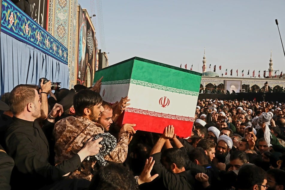 Auf diesem Foto, das vom Büro des Obersten Führers des Irans veröffentlicht wurde, tragen Trauernde den Sarg des verstorbenen iranischen Obersten Führers Ajatollah Ali Chamenei.