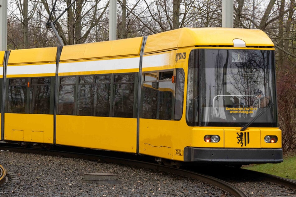Aufgrund des riskanten Fahr-Manövers eines Autos musste eine Straßenbahn in Dresden stark abbremsen. (Symbolfoto)