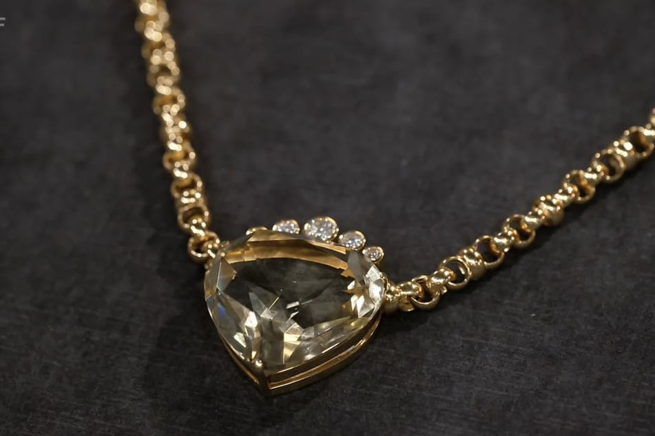 Prunkstück des goldenen Colliers ist der 131 Karat schwere Citrin-Edelstein, welcher zusätzlich von Diamanten bekrönt wird.
