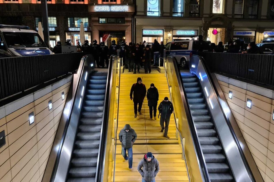 Einige Demo-Teilnehmer verlassen den Markt über die S-Bahnstation.