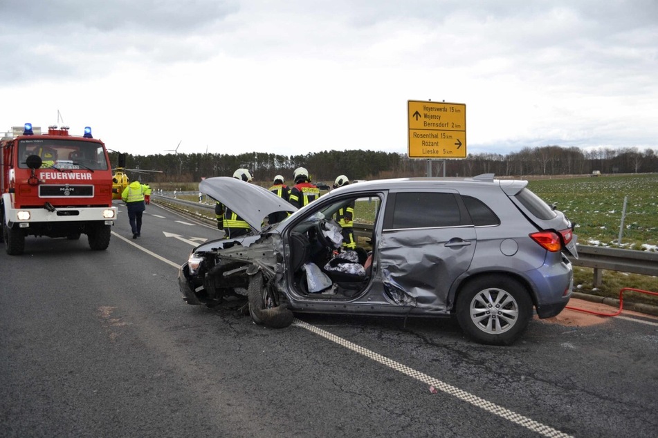 Der Mitsubishi Kleinwagen bekam bei dem seitlichen Crash einiges ab.