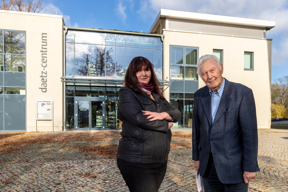 Mandy Weikelt (44, l.) rückt mit Katrin Verges (53) in den Vorstand. Stiftungsgründer Peter Daetz (90, r.) kehrt nach Erlangen zurück, wo er jahrelang für Siemens tätig war.