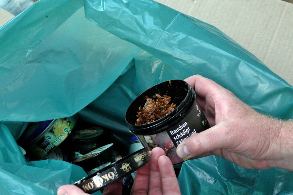 Die Beamten hatten bei der Razzia in mehreren Shisha-Bars in Köln Tüten mit unversteuertem Wasserpfeifentabak beschlagnahmt.