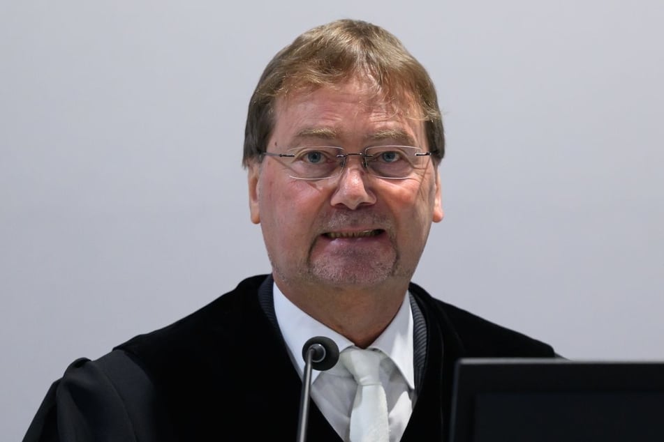 Richter Dirk Sternberg möchte auf einige Zeugenaussagen im Gerichtssaal verzichten und diese dafür alternativ verlesen.