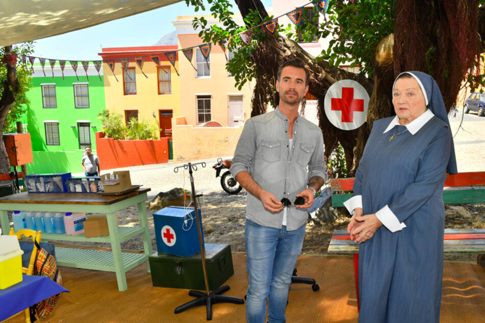 Kapitän Max Parger (Florian Silbereisen) und Schwester Magdalena (Marianne Sägebrecht) sorgen sich um die Gesundheit der Kinder in Südafrika in der Folge "Kapstadt" von "Das Traumschiff" (undatierte Aufnahme).