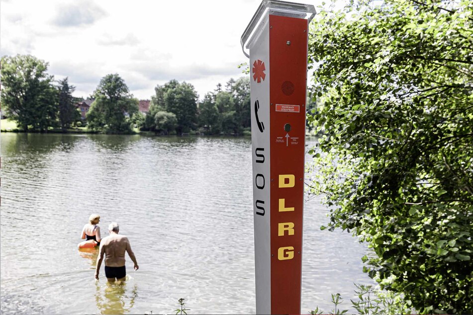 Eine Notrufsäule steht an einer unbewachten Badestelle des Grossensees.