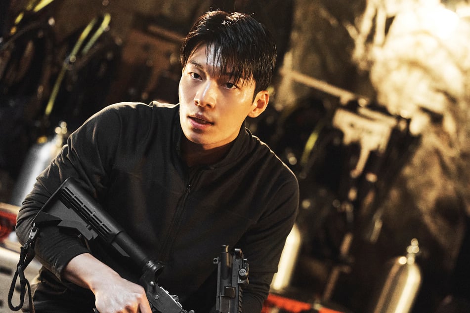 Hwang Jun-ho entdeckt am Ende die geheimnisvolle Insel. Wie auch sein Bruder überlebt er.