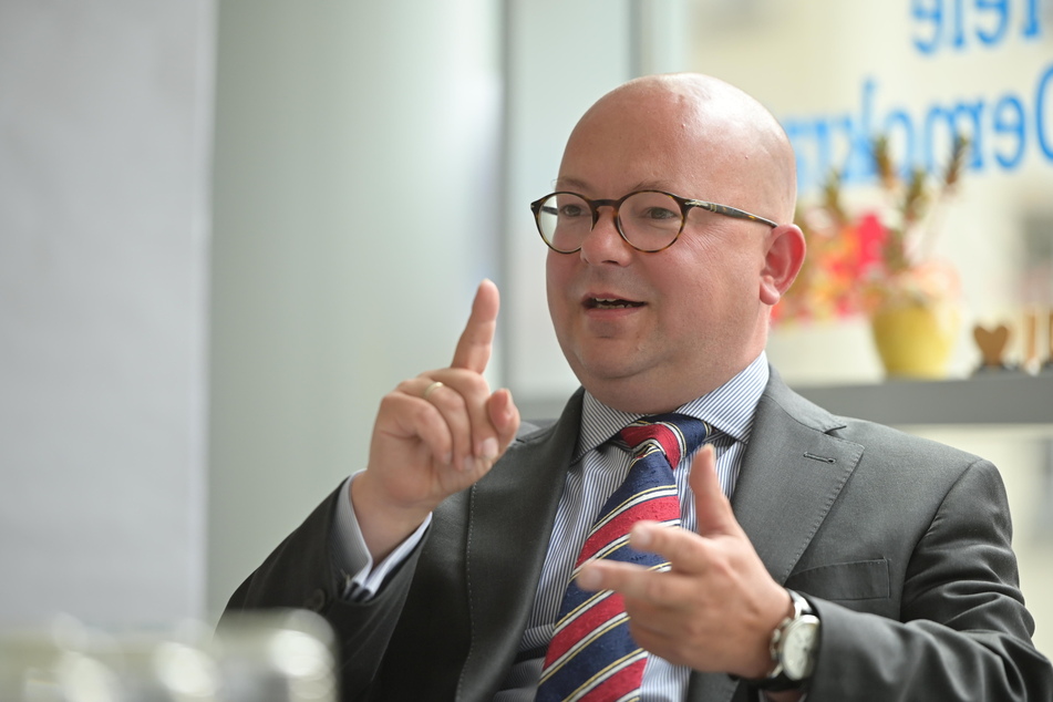 FDP-Landes-Chef Frank Müller-Rosentritt (38) erklärt den Sieben-Stufen-Plan seiner Partei.