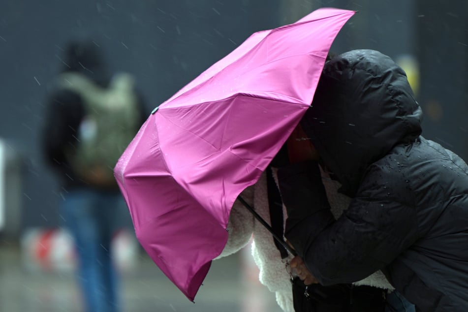 Am Montag wird es in NRW stürmisch: Wer mit dem Regenschirm unterwegs ist, sollte diesen gut festhalten!