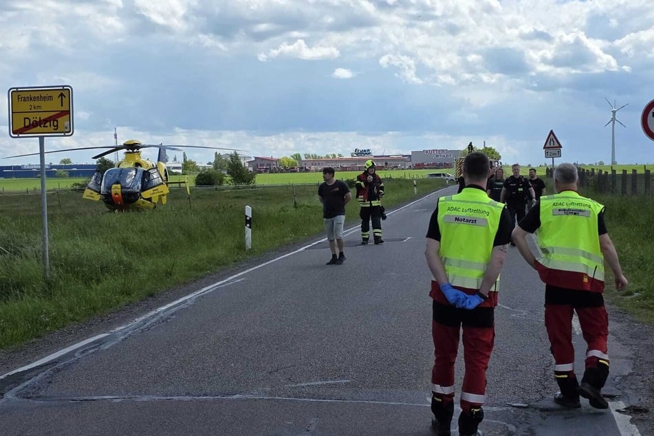 Ein Rettungshubschrauber ist auf einem Feld gelandet.