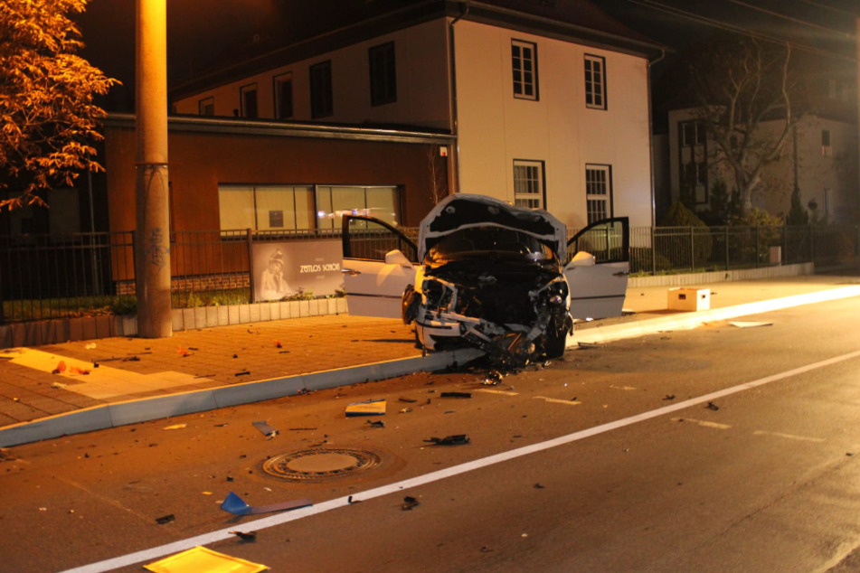 An Auto und Haltestelle entstand ein hoher Sachschaden.