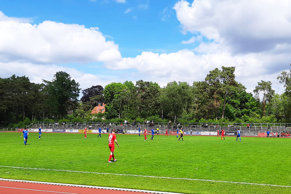 Der FC Hertha 03 Zehlendorf besiegte den FC Mecklenburg Schwerin klar mit 4:0 (1:0) und baute die Tabellenführung weiter aus.