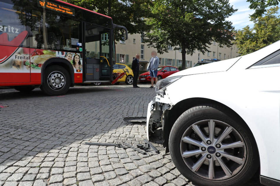 Beide Fahrzeuge wurden durch den Unfall beschädigt.