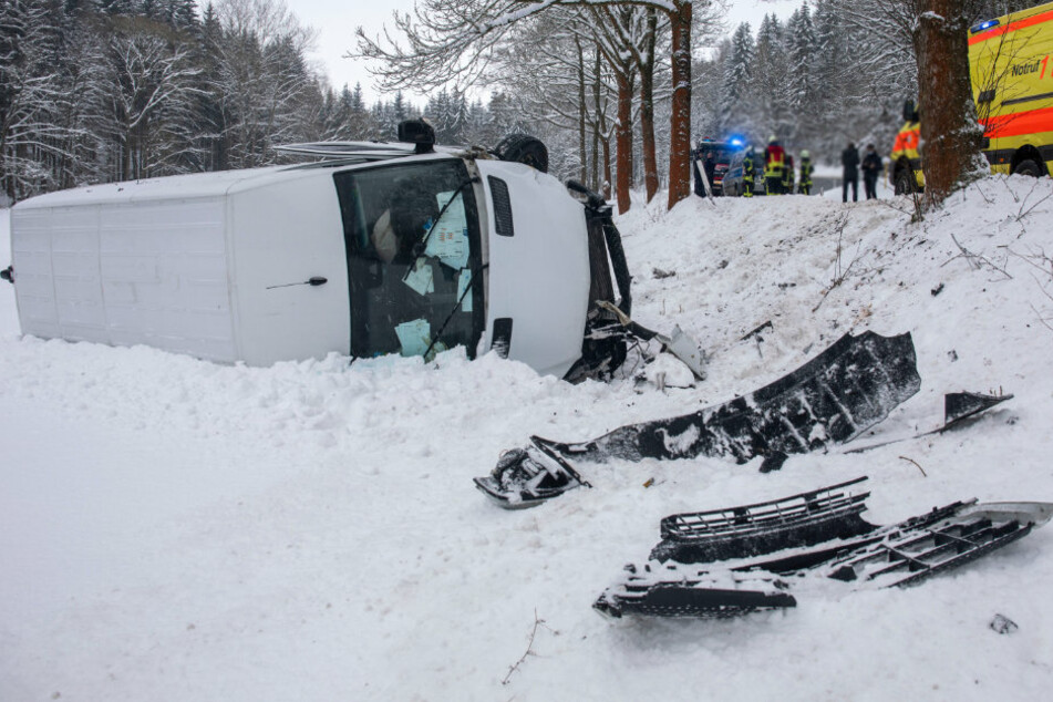 Der Transporter blieb nach dem Crash auf der Seite liegen.