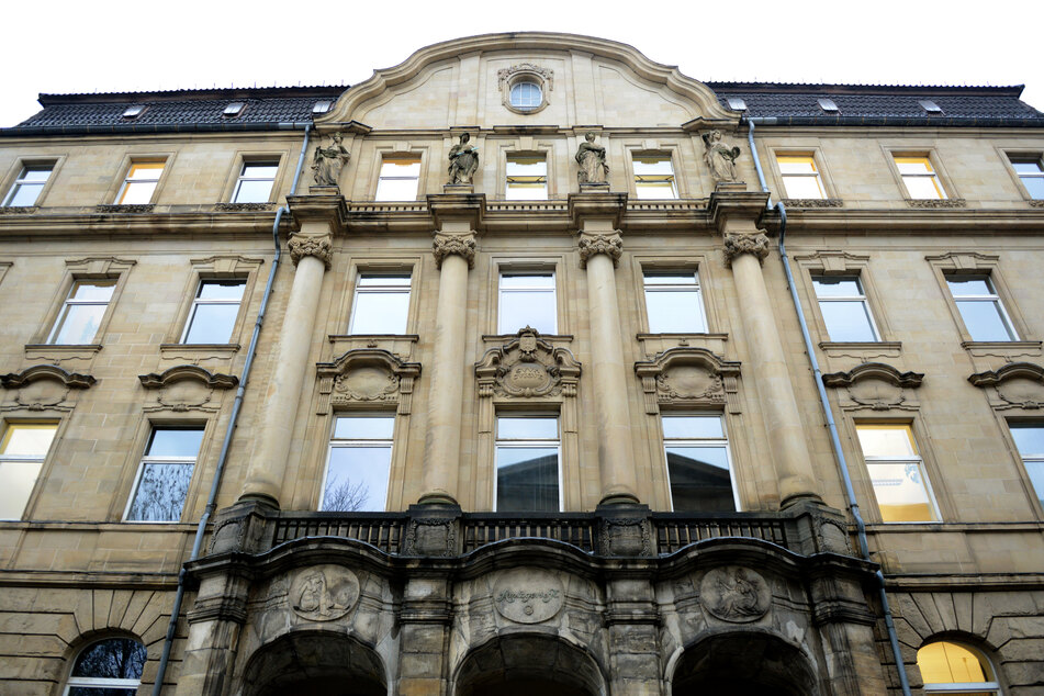 Ein 52-Jähriger muss sich wegen Stalkings vor dem Amtsgericht Wuppertal verantworten. (Symbolbild)