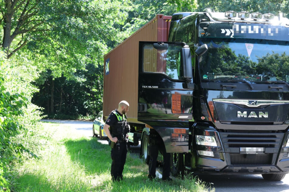 Am Freitag wurde auf dem Rastplatz Stillhorn-Ost an der A7 die Leiche eines Mannes gefunden. Der Lkw-Fahrer saß leblos am Steuer.