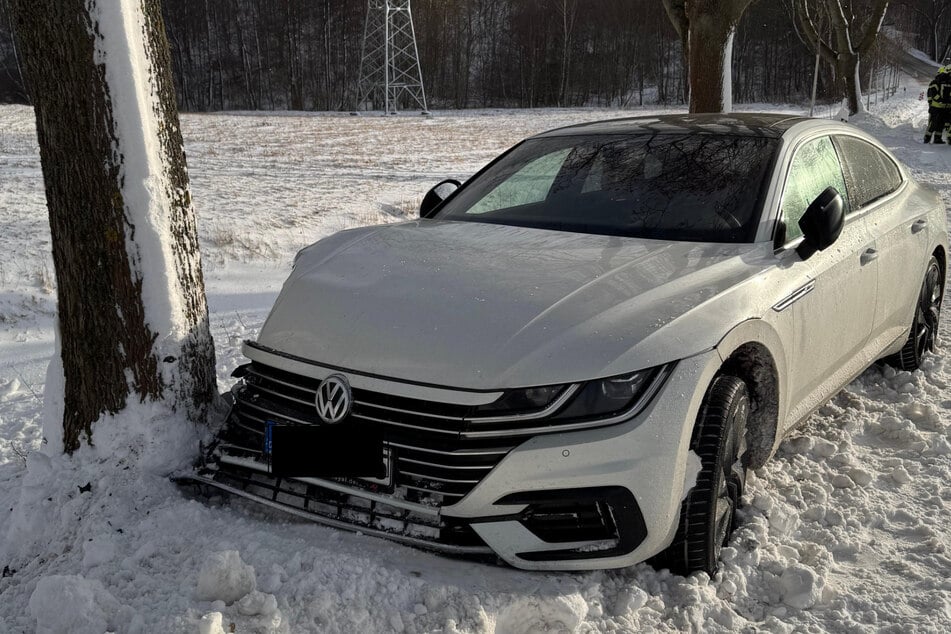 Im Harz ist ein VW von der eisglatten Straße abgekommen.