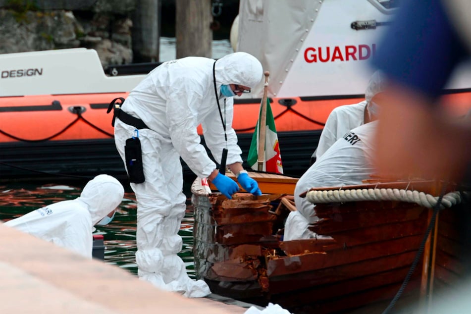 Die Spurensicherung arbeitet an dem Boot, dass auf dem Gardasee verunfallt ist.