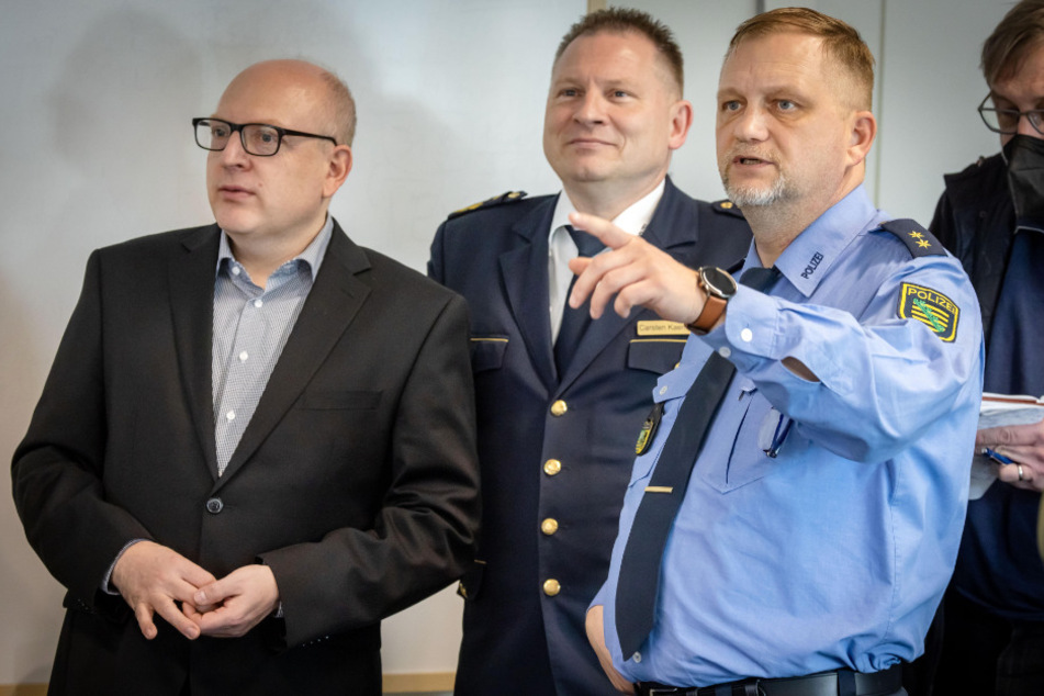 Oberbürgermeister Sven Schulze (52, SPD, v.l.) und Polizeipräsident Carsten Kaempf (54) ließen sich von Polizeioberrat Andreas Felgner (r.) in die Lage einweisen.