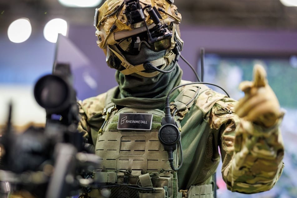 Eine mit dem Soldatensystem Gladius 2.0 ausgestattete Puppe steht am Stand von Rheinmetall auf der Fachmesse für Sicherheitstechnologie Enforce Tac.