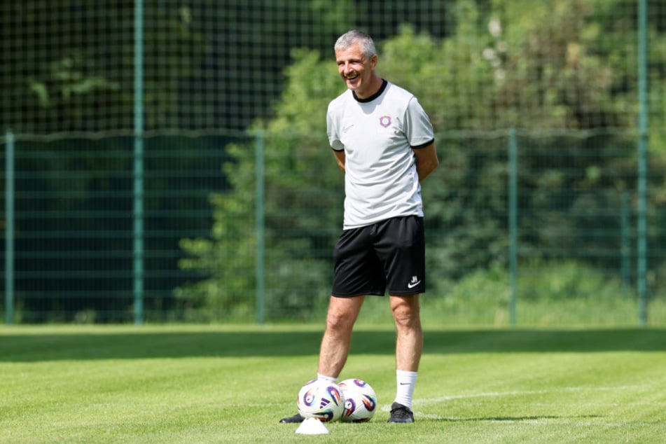 FCE-Trainer Jens Härtel (56) beim Trainingsauftakt. Der 56-Jährige hat jetzt sechs Wochen Vorbereitungszeit. Im Januar waren es nur ein paar Tage.