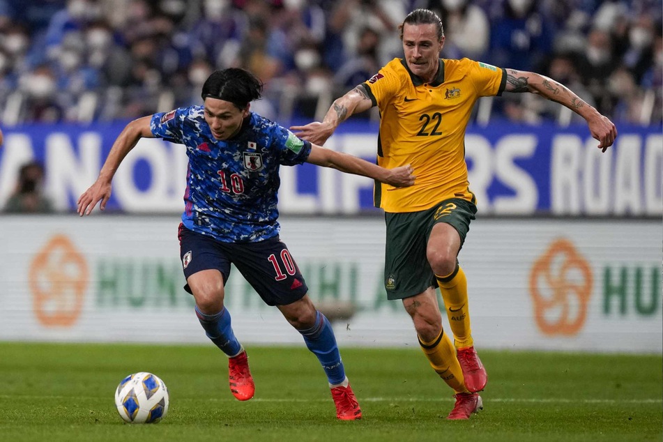 Jackson Irvine (29, a destra) non deve battere il Giappone solo con la nazionale australiana, qui all'andata di un duello con Takumi Minamino (27).