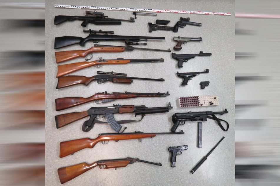 Dieses Waffen-Arsenal stellte die Polizei bei einem betrunkenen Mann (52) in der Lausitz sicher.