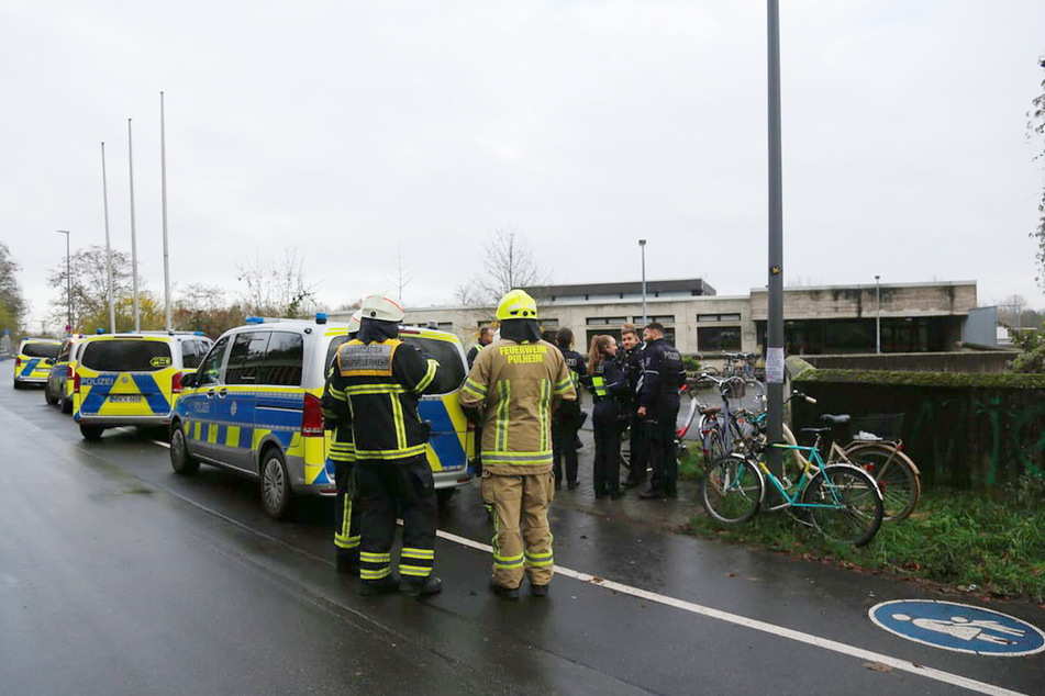 Zahlreiche Polizeibeamte waren an dem Schulkomplex in Köln-Müngersdorf vor Ort.