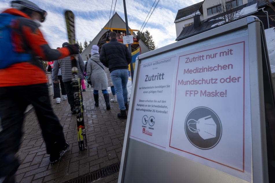 Zutritt zu den Liften und der Schwebebahn nur mit 2G und Maske.