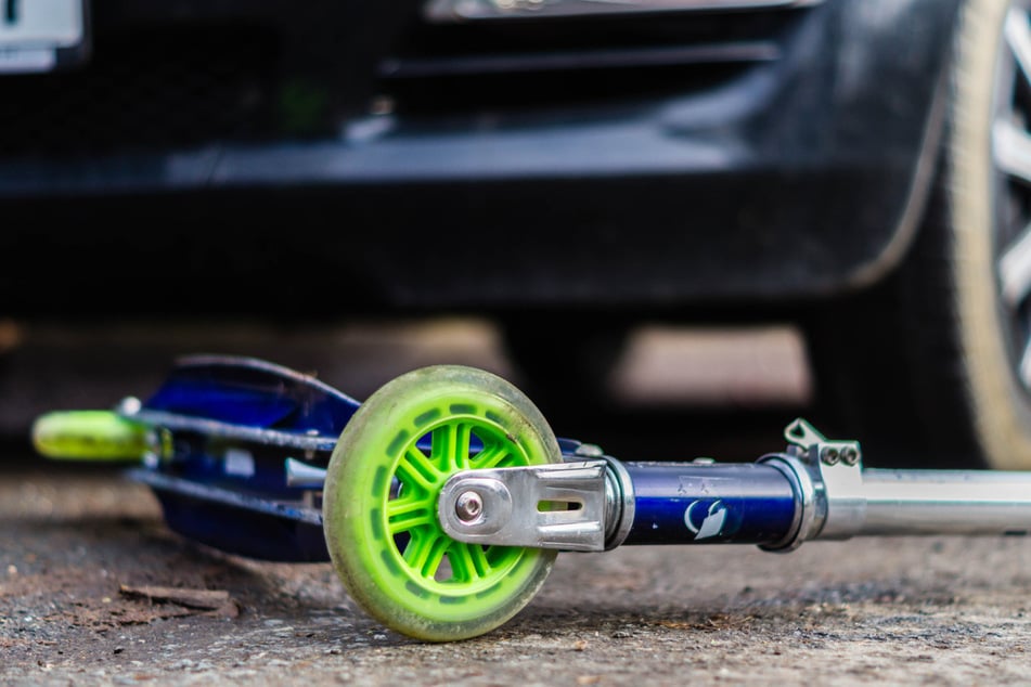 Nach einer Kollision zwischen einem neun Jahre alten Mädchen auf einem Tretroller und einem schwarzen Auto sucht die Polizei nach der Fahrerin des Wagens. (Symbolbild)