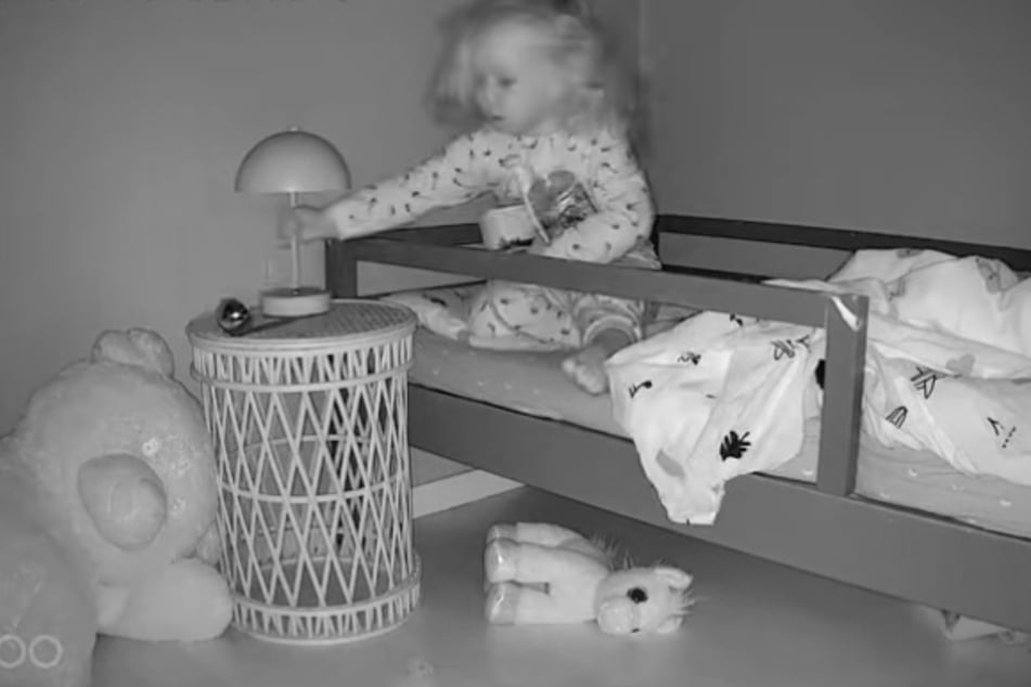 Sabrina (2) wyprzedza swój viralny hit. Bo w następną noc chce nawet zabrać lampę.