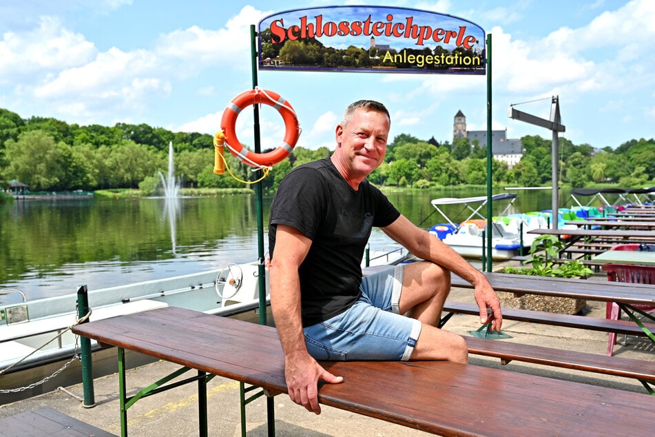 Falko Hirsch (52) von der Gondelstation am Schlossteich freut sich auf das Schilfboot von Abora.