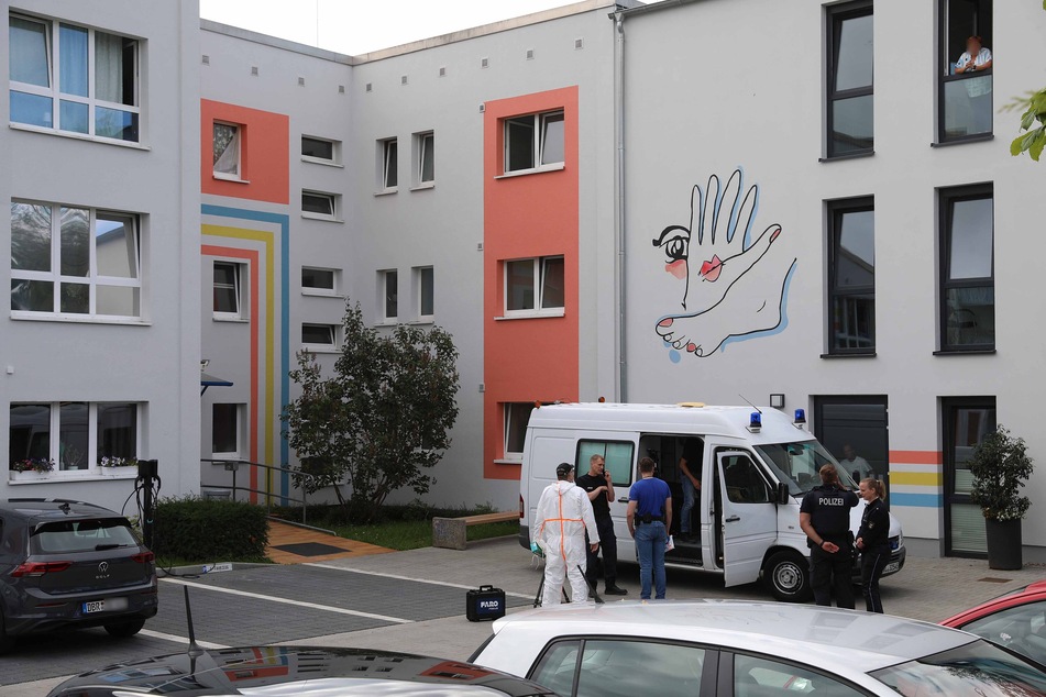 Die Spurensicherung ist am Tatort in der Albert-Schweitzer-Straße in Rostock eingetroffen.