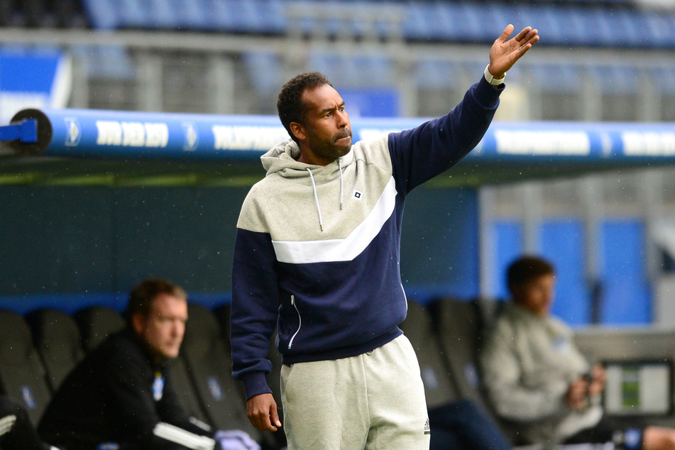 Hamburgs Trainer Daniel Thioune (46) gestikuliert und gibt Anweisungen.