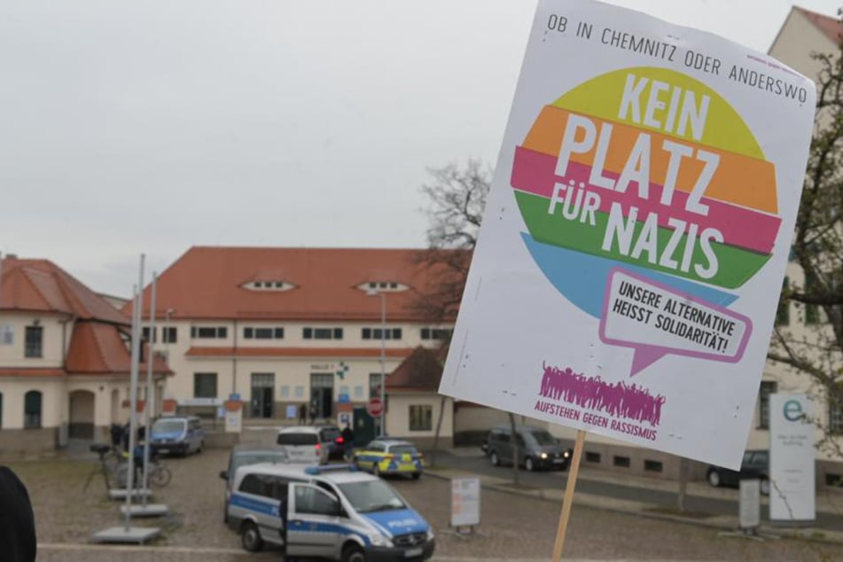 Gegendemonstranten vor der "Halle 1" der Messe Dresden.