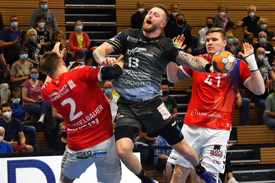 Am 13. Juni bezwang der HC Elbflorenz den HSV spektakulär mit 37:31. Hier behauptet sich Mindaugas Dumcius gegen zwei Hamburger. Ende August treffen beide Vereine im DHB-Pokal aufeinander.