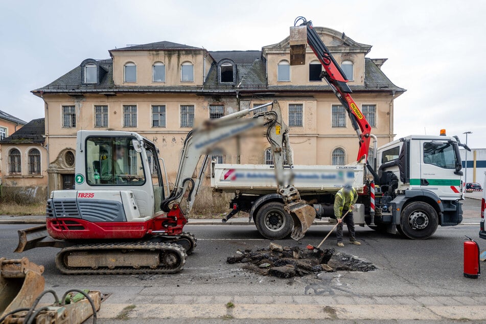 Ein Bagger legte den Zugang zur Gasleitung frei. Diese wurde anschließend abgedreht.