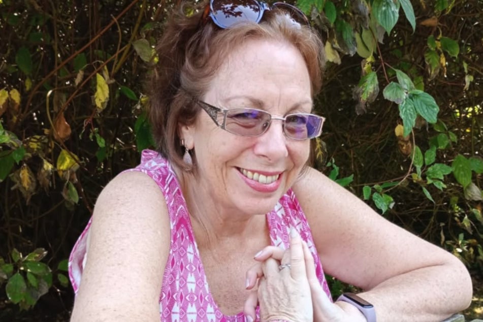 Tracy-Ann Kitching (89) wollte nur nach London, als sie im Flugzeug auf eine tote Frau stieß.