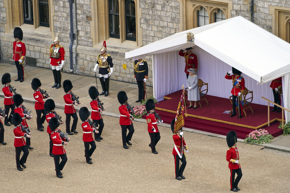 Die Geburtstagsparade "Trooping the Colour" für Königin Elizabeth II. (96) findet nach zwei Jahren pandemiebedingter Pause in diesem Jahr wieder statt. (Archivbild)