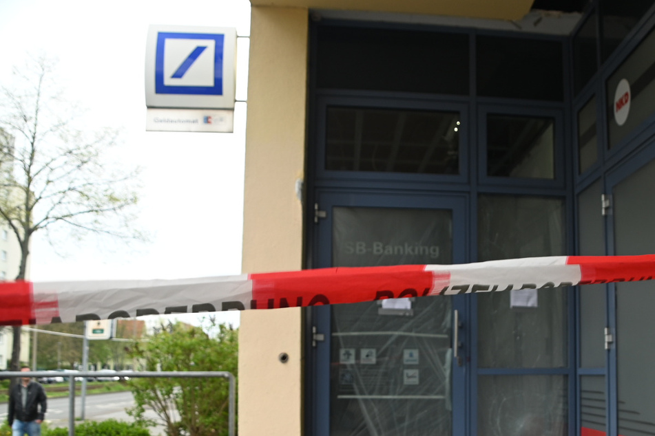 Automatensprenger schlugen am Samstagmorgen in der Filiale der Deutschen Bank am Moritzhof in Leipzig zu.