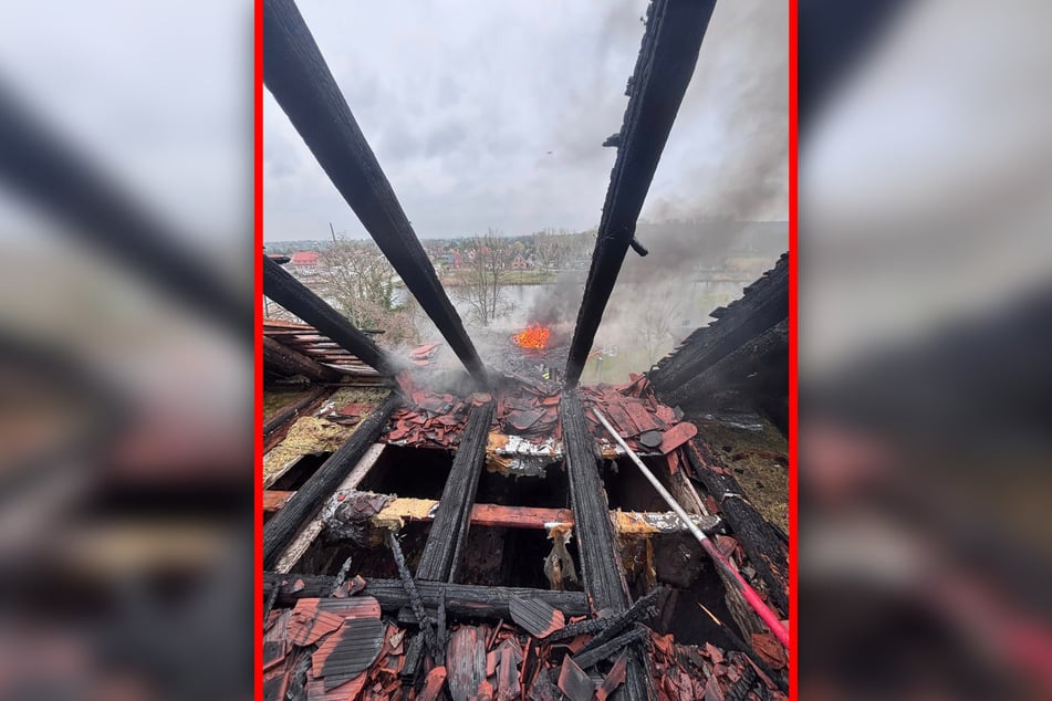 Bei dem Brand wurde der Dachstuhl beschädigt.