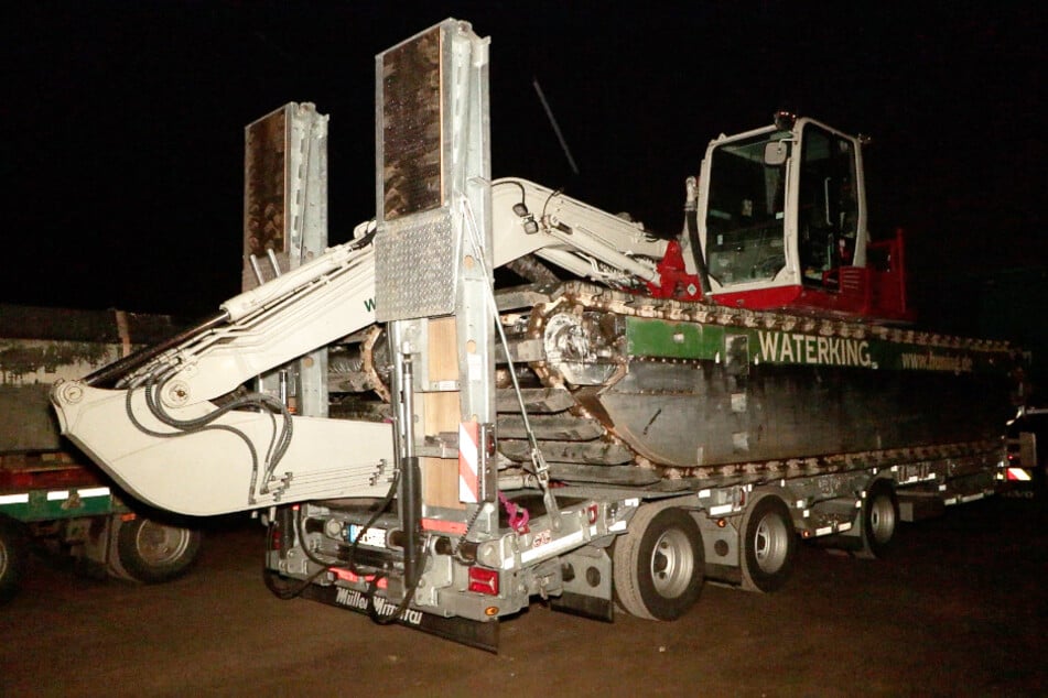 Mit diesem Bagger wollte die Tierrechtsorganisation PixelHelper einen neuerlichen Rettungsversucht starten. Doch der Eilantrag wurde zurückgezogen.