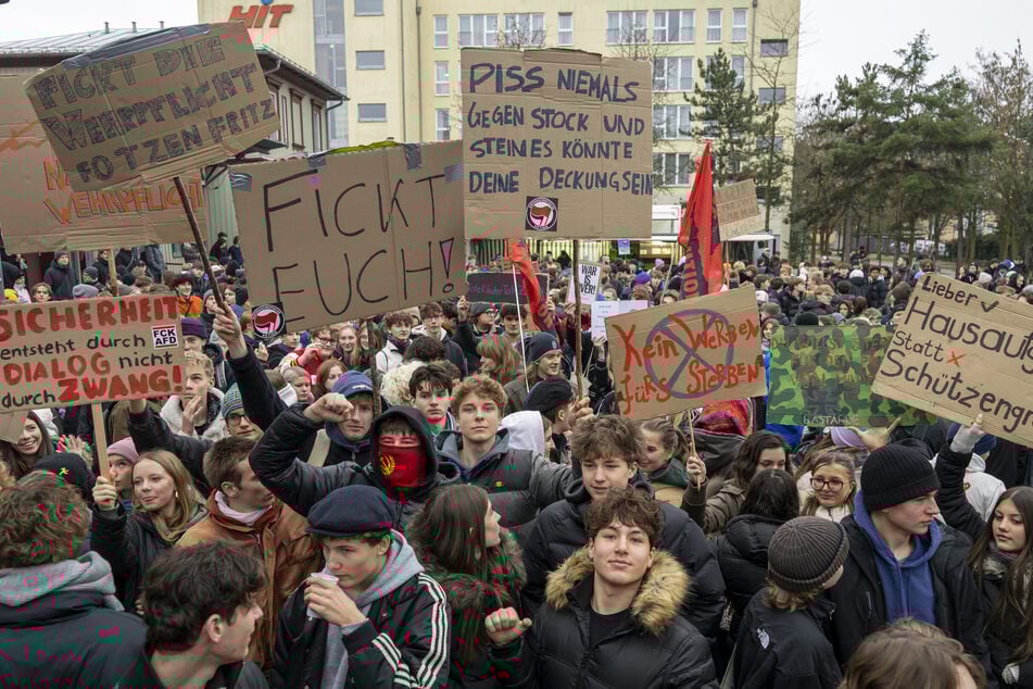 Bundesweit hatten viele Jugendliche gegen das neue Wehrdienstgesetz protestiert.