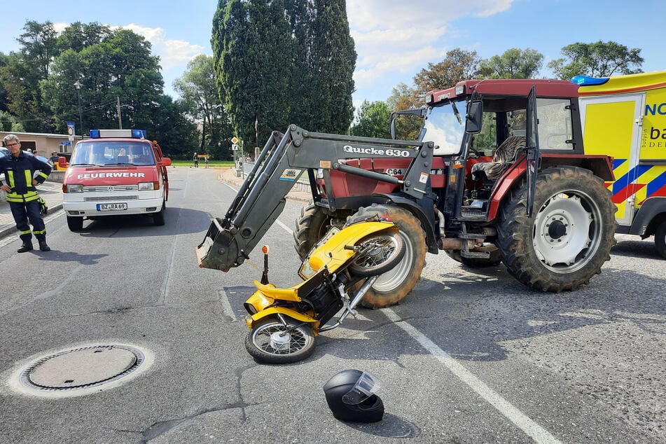 Als ein Traktor ein Gehöft verlassen wollte, kam es zum Crash. Die 15-jährige Schwalbe-Fahrerin wurde schwer verletzt.