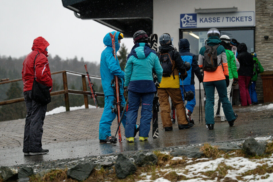 Wintersportler nutzen trotz des schlechten Wetters Pisten und Lifte im Skigebiet um Winterberg.