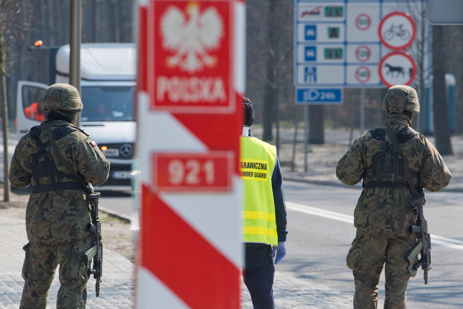 Die geschlossene Grenze zu Deutschland wird am Grenzübergang Ahlbeck auf der polnischen Seite in Swinoujscie (Swinemünde) von Militärposten bewacht.