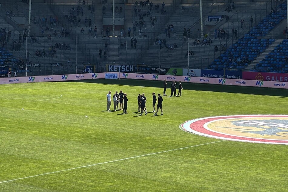Das Team aus Mannheim begutachtet schon mal den tollen Untergrund.