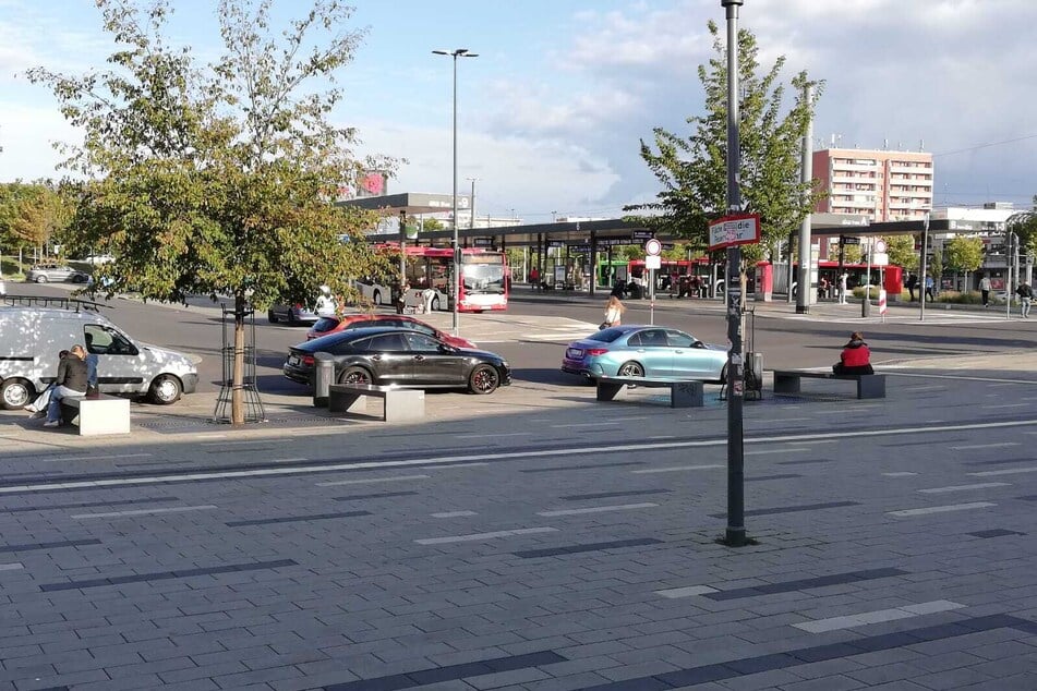 Gut zwei Stunden vor Anpfiff ist zumindest am Vorplatz des Cottbuser Hauptbahnhofs noch nicht viel von Derby zu spüren.