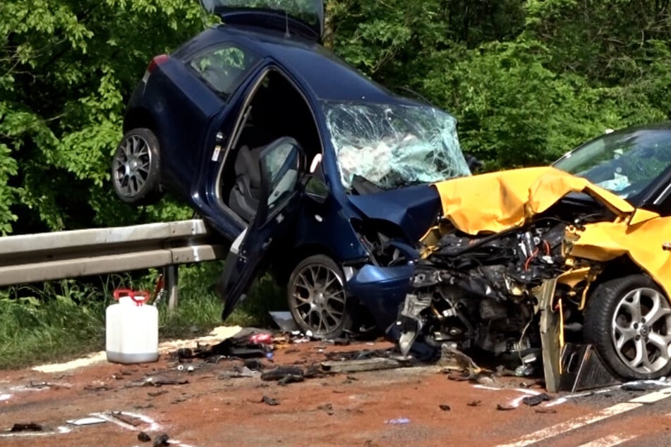 Opel Adam rast in Gegenverkehr und verursacht tödlichen Unfall