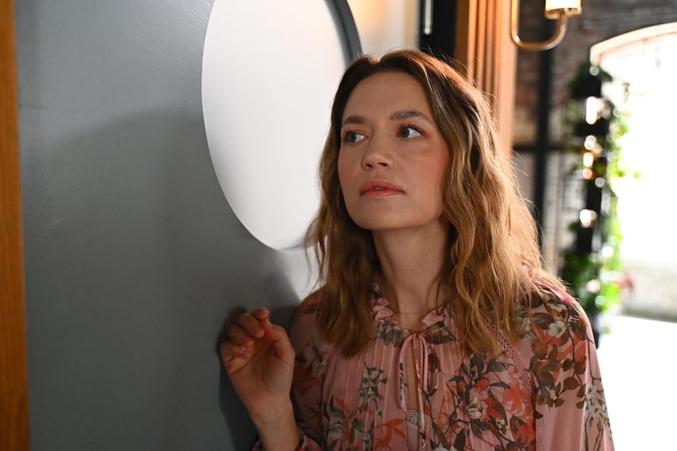 Nathalie belauscht ein Gespräch von Matteo und Emma.